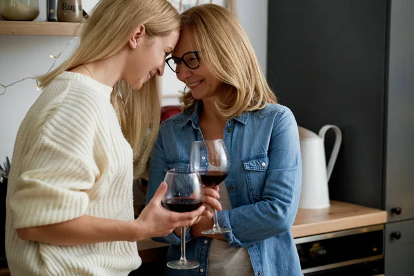 Glada Två Kvinnor Som Står Med Glas Vin — Stockfoto