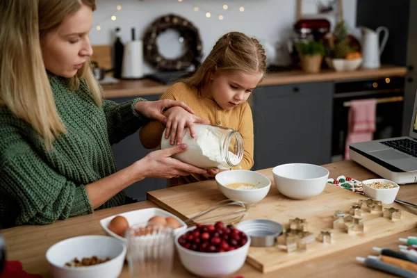 Mãe Filha Preparando Biscoitos Natal — Fotografia de Stock