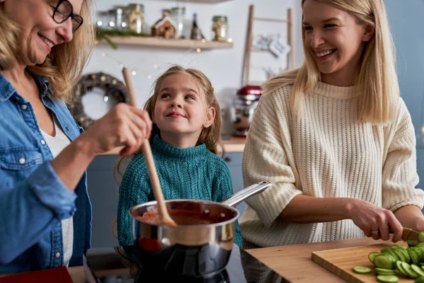 Tři Generace Žen Kuchyni Během Vánoc — Stock fotografie