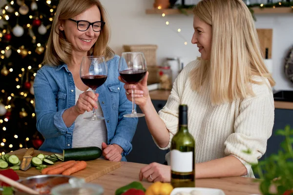 Mom Adult Daughter Celebrate Toast Kitchen — Stock Photo, Image