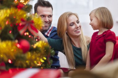 mutlu bir aile Noel zamanı sırasında