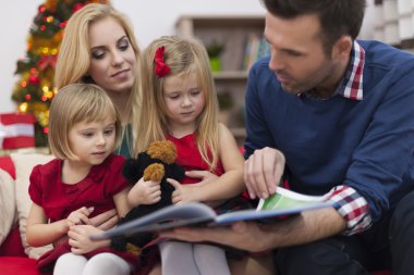 mutlu bir aile Noel zamanı sırasında
