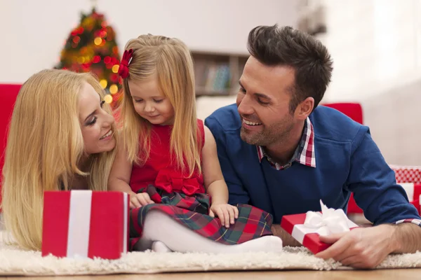 Jeune famille pendant la période de Noël — Photo