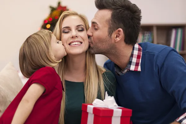 Famiglia felice durante il periodo natalizio — Foto Stock