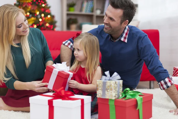 Junge Familie zur Weihnachtszeit — Stockfoto