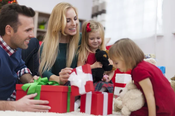 Lycklig familj under juletid — Stockfoto