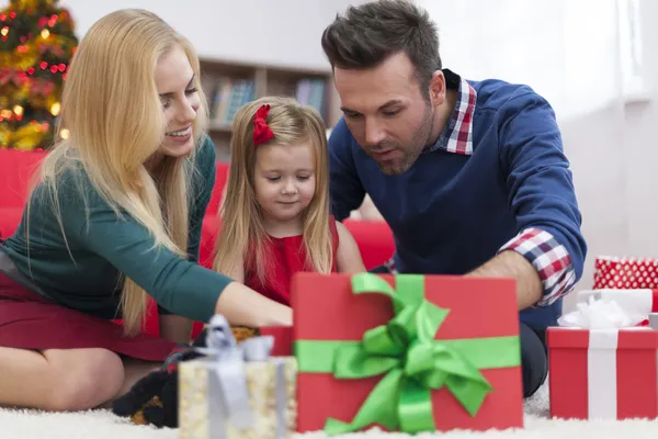 クリスマスの時期に若い家族 — ストック写真