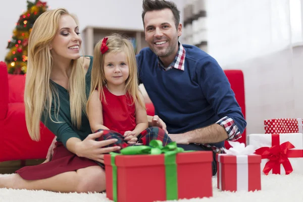 Giovane famiglia nel periodo natalizio — Foto Stock