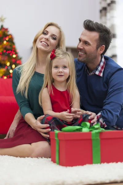 Junge Familie zur Weihnachtszeit — Stockfoto