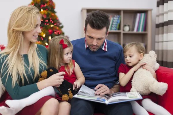 Mutlu bir aile Noel zamanı sırasında — Stok fotoğraf