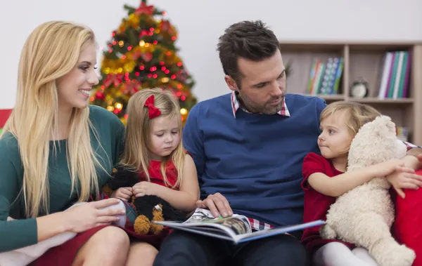 Mutlu bir aile Noel zamanı sırasında — Stok fotoğraf