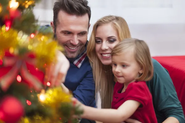 Šťastná rodina během vánočního času — Stock fotografie