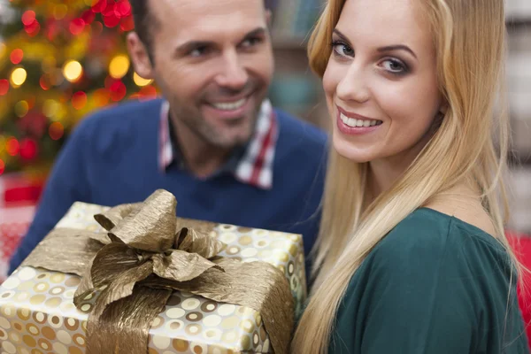 Paar zu Weihnachten mit Geschenken — Stockfoto