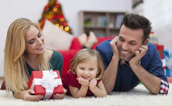 Familia feliz durante la Navidad — Foto de Stock