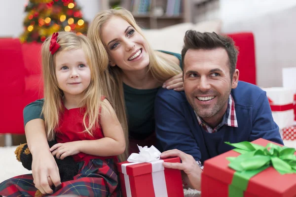 Ung familj på jul — Stockfoto
