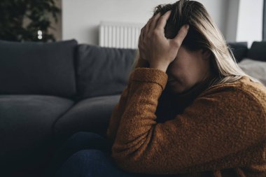 Depresyonlu bir kadına yaklaş.                               