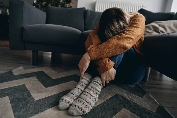 Frau Mit Psychischer Erkrankung Sitzt Boden — Stockfoto