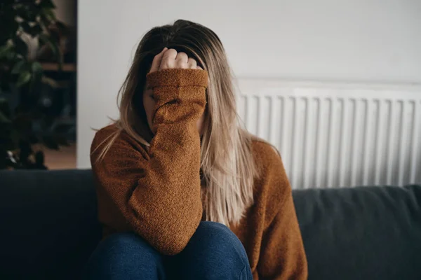 Primo Piano Della Donna Con Malattia Mentale — Foto Stock