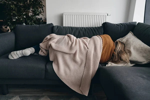 Mujer Enferma Durmiendo Sofá — Foto de Stock