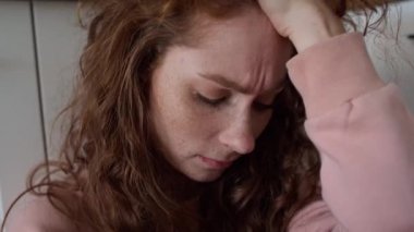 Yakın plan ve el kamerasıyla genç beyaz bir kadının cep telefonu kullandığını gösteren bir video. 8K 'da kırmızı helyum kamerayla çekildi..