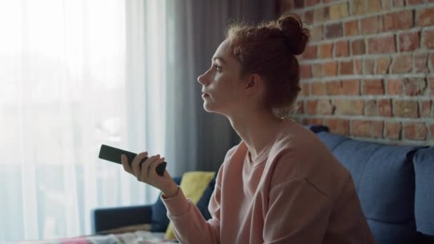Beyaz Tenli Genç Bir Kadının Evde Televizyon Izlemesi Kırmızı Helyum — Stok video