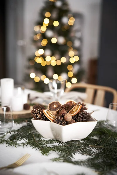 Esstisch Mit Weihnachtsdekoration — Stockfoto