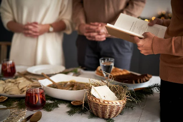 Nahaufnahme Vom Familiengebet Heiligen Abend — Stockfoto