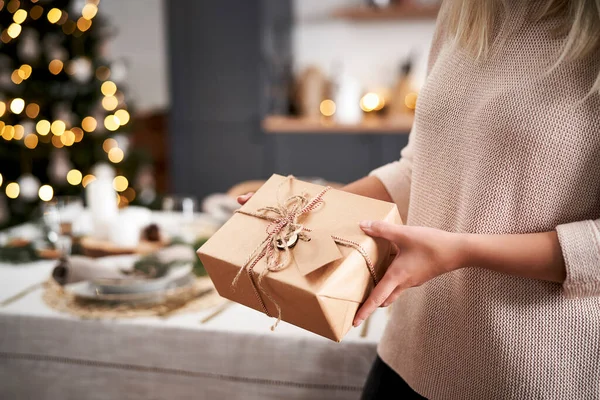 Close Vrouw Met Kerstcadeau — Stockfoto