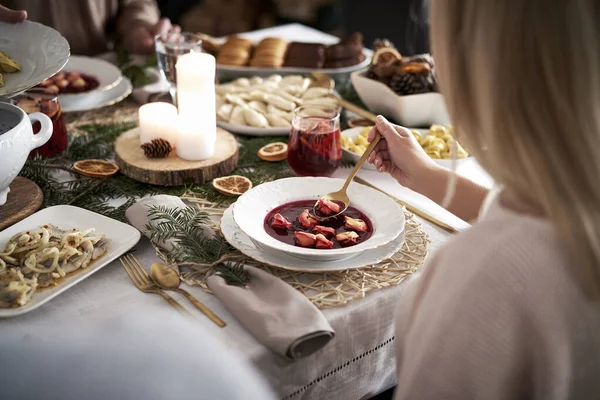 Frau Isst Traditionelle Weihnachtssuppe — Stockfoto
