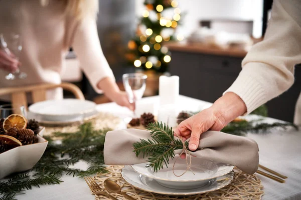 크리스마스 이브를 식탁을 준비하는 여성들의 — 스톡 사진