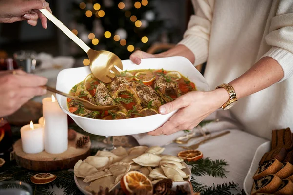 Nahaufnahme Von Frauen Die Sich Ein Essen Mit Der Familie — Stockfoto