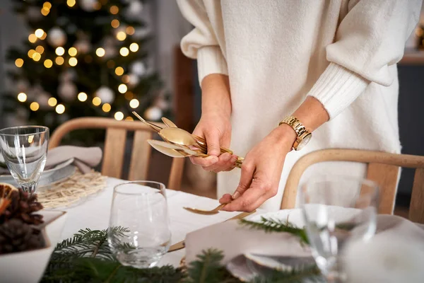 Vrouw Maakt Tafel Klaar Voor Kerstavond — Stockfoto