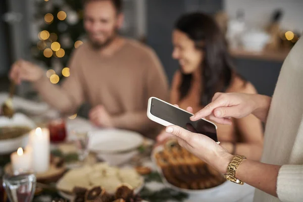 Крупним Планом Жінка Використовує Мобільний Телефон Різдво — стокове фото