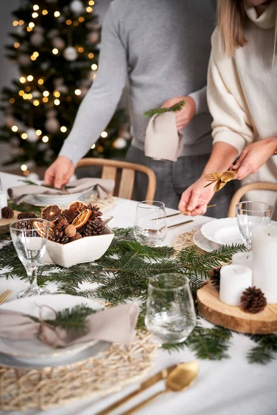 Pareja Preparando Mesa Para Nochebuena — Foto de Stock