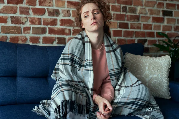 Deprimido Joven Caucásico Piso Mujer Silencio Lado Del Sofá —  Fotos de Stock