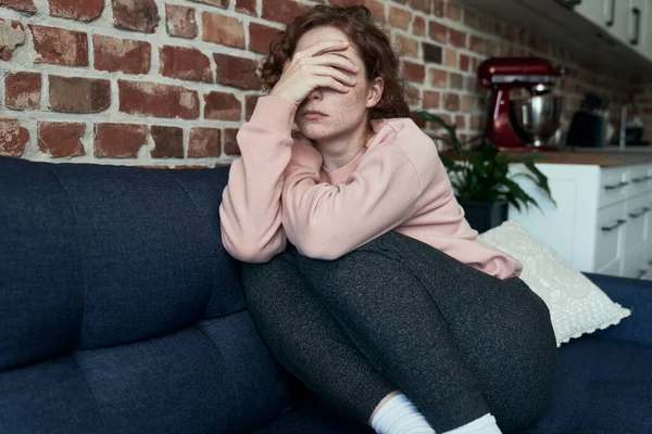 Mujer Caucásica Joven Deprimida Sentada Sofá Con Los Ojos Cubiertos — Foto de Stock