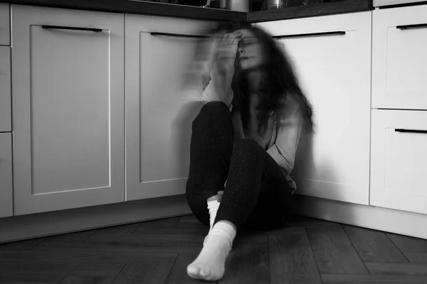 Mutfakta Yerde Oturan Düşünceli Beyaz Bir Kadının Siyah Beyaz Görüntüsü — Stok fotoğraf