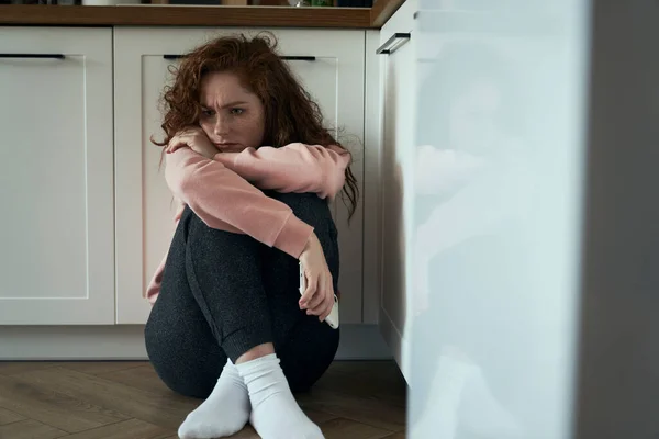 Pensativo Joven Mujer Caucásica Sentada Suelo Cocina — Foto de Stock