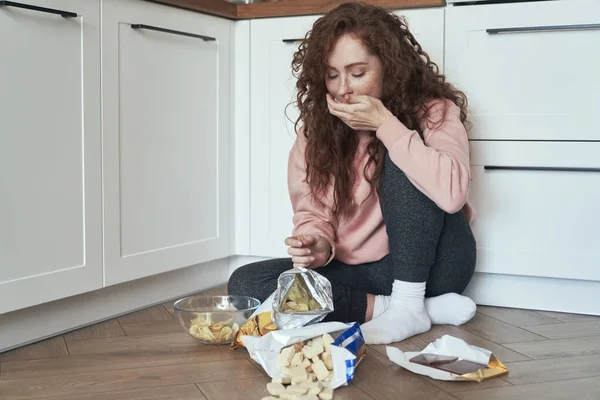 Mujer Caucásica Joven Que Tiene Trastorno Alimentación Comer Codiciosamente Suelo — Foto de Stock