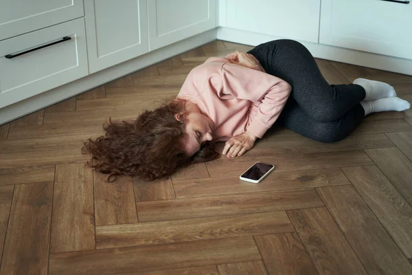 Droevige Jonge Blanke Vrouw Liggend Vloer Naast Mobiele Telefoon — Stockfoto