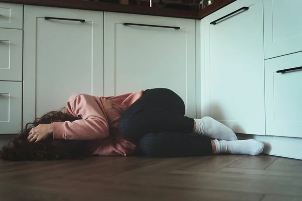 Young Woman Covered Face Lying Floor Kitchen — Stock Photo, Image