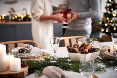 Kapalı kadın Noel arifesinde mum yakar.                               