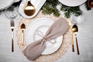 Cadı masasının Noel süslemelerini kapat                               