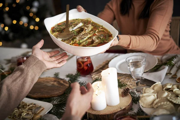 Frauen Teilen Sich Heiligabend Ein Essen Mit Der Familie — Stockfoto
