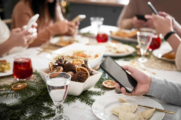 Οικογένεια Ξοδεύουν Την Παραμονή Των Χριστουγέννων Κινητά Τηλέφωνα — Φωτογραφία Αρχείου