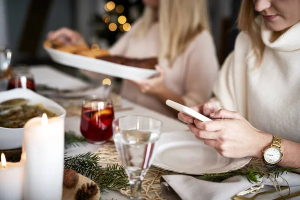 Vrouw Met Mobiele Telefoon Kerstavond — Stockfoto