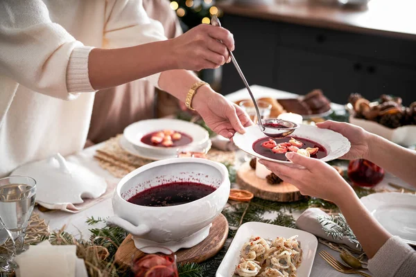 Famiglia Inizia Mangiare Tradizionale Zuppa Polacca Alla Vigilia Natale — Foto Stock