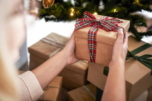 Close Van Vrouw Met Kerstcadeau — Stockfoto