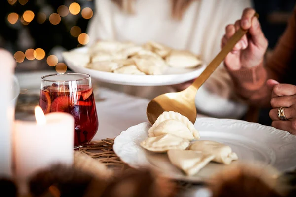 Äta Dumplings Julafton — Stockfoto