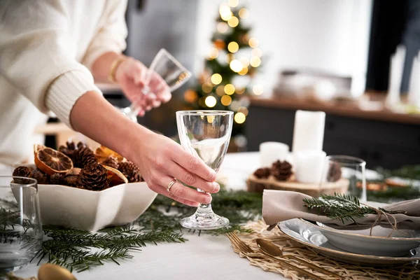 Primo Piano Del Tavolo Pranzo Con Decorazione Natalizia — Foto Stock